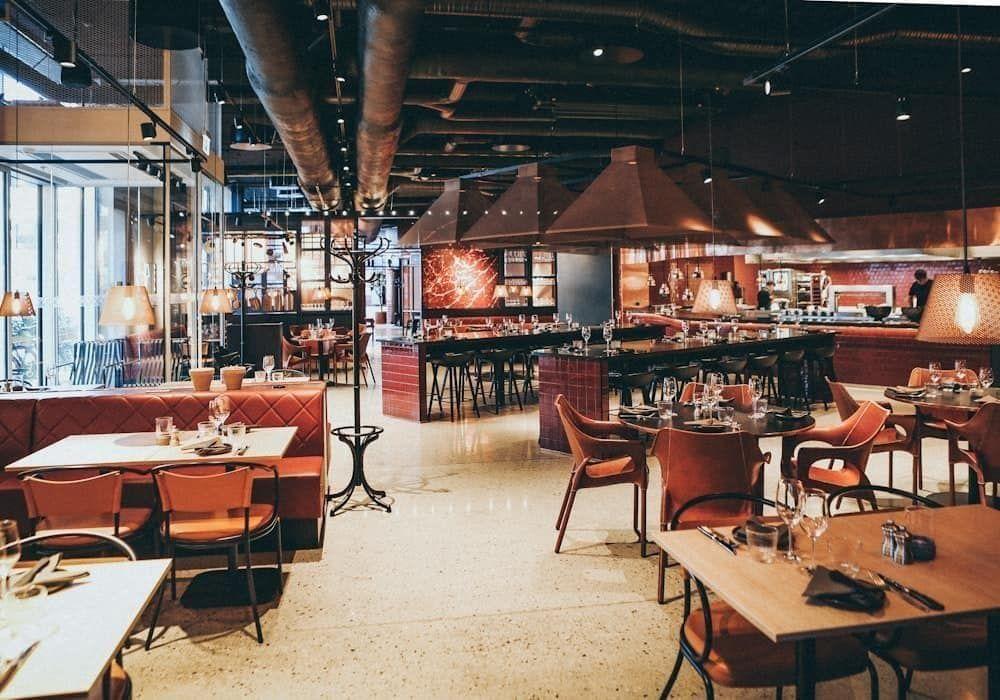 Chuỗi F&B — kịch bản triển khai Crewly AI
